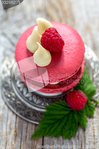 Image of Macaroon with raspberries.