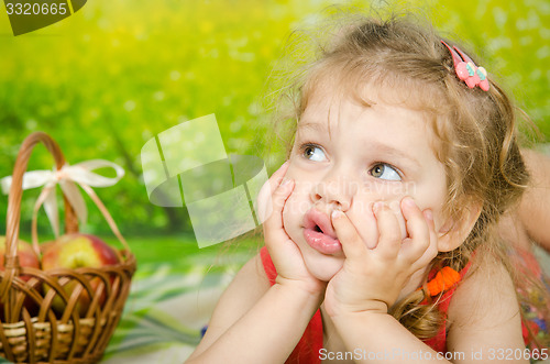 Image of The three-year girl looked up at the picnic