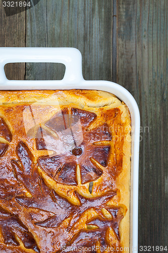 Image of pie in a white ceramic pot on vintage boards