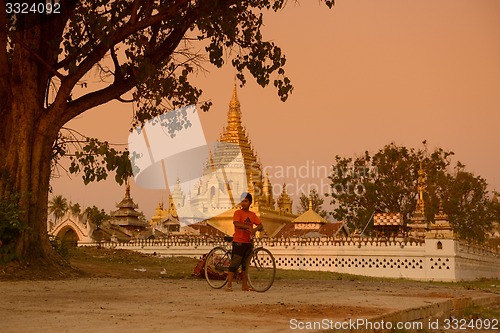 Image of ASIA MYANMAR INLE LAKE NYAUNGSHWN PAGODA