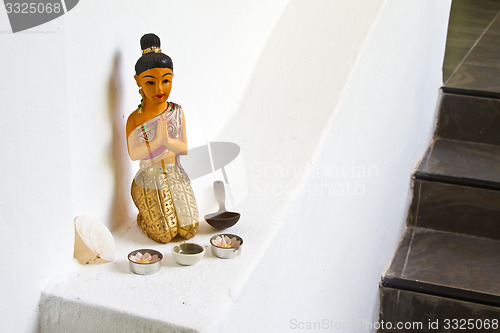 Image of Statue of woman praying