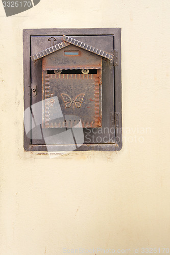 Image of Rusty mailbox