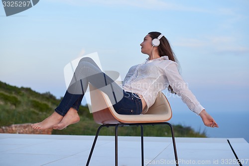 Image of young woman enjoy sunset