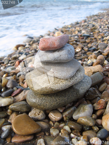 Image of stack of pebbles on the sea shore