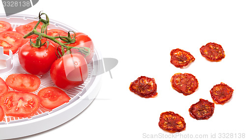 Image of Raw tomato prepared to dehydrated and dried slices