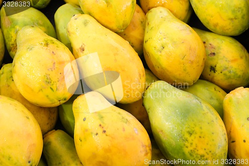 Image of lot of clean ripe Quinces 