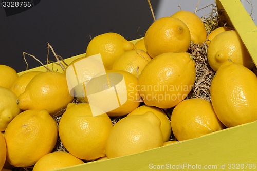 Image of lemons in wooden crate