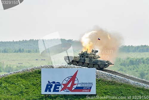 Image of Tank T-80s move and shoots sideward