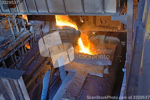 Image of transport the molten metal 