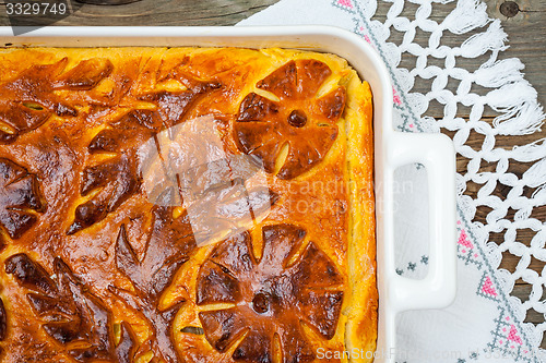 Image of shred-pie in a white ceramic pot