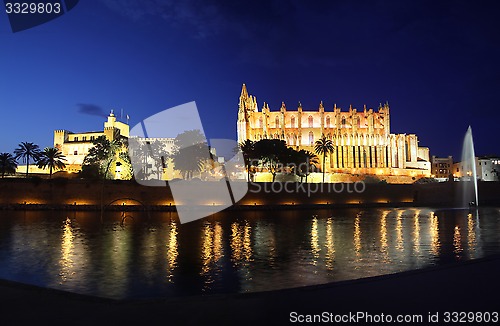 Image of Cathedral of Palma de Mallorca illuminated at night