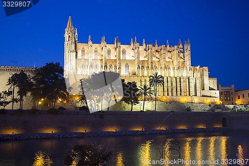 Image of Cathedral of Palma de Mallorca illuminated at night