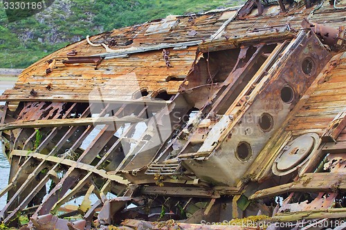 Image of skeleton of an ancient ship after crash