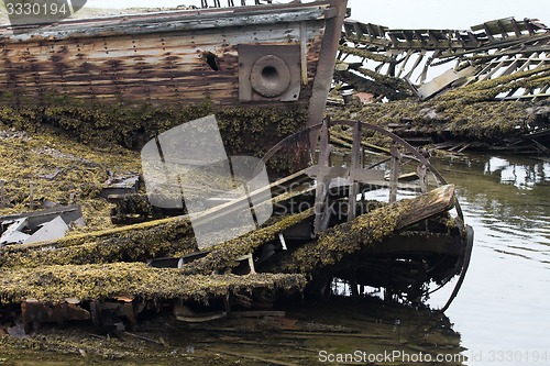 Image of skeleton of an ancient ship after crash