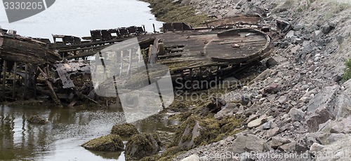 Image of skeleton of an ancient ship after crash