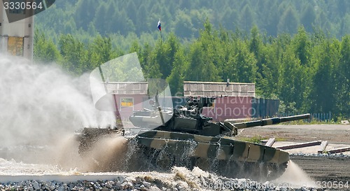 Image of Tank T-80 moves from water ford