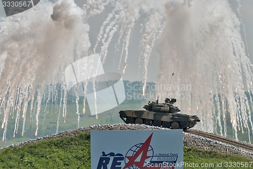 Image of Russian tank T-80 makes smoke screen from enemy