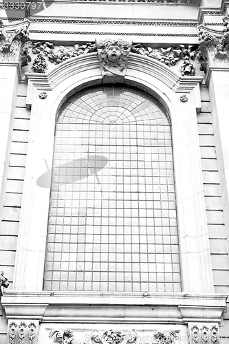 Image of old windon in england london brick and glass the wall 