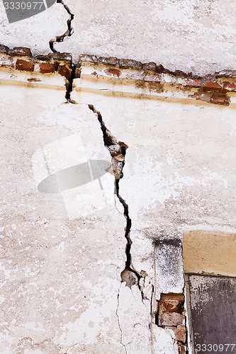 Image of the collapsing wall  