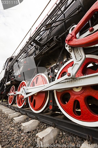 Image of wheels of the old train  