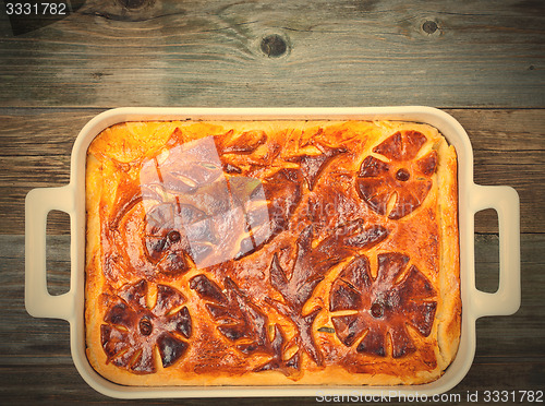 Image of shred-pie in a white ceramic pot on vintage table