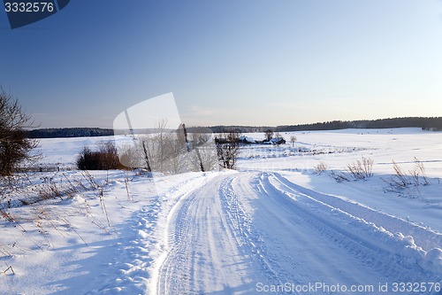 Image of the road to a field 