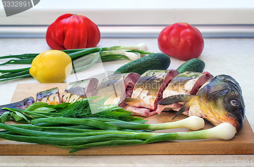 Image of Fish and components for her preparation: vegetables, spices, oni