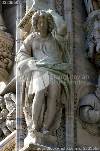 Image of italy statue of a women  front 