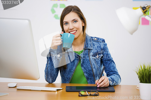 Image of Casual businesswoman 