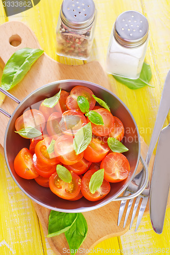 Image of tomato with basil