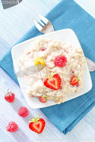 Image of oat flakes with strawberry