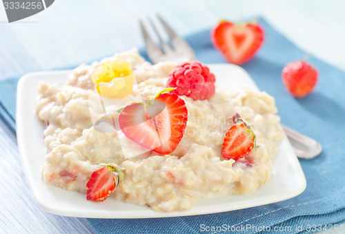 Image of oat flakes with strawberry