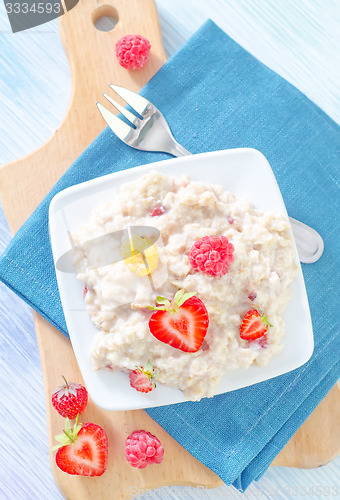 Image of oat flakes with berries