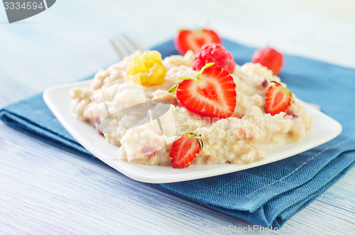 Image of oat flakes with strawberry