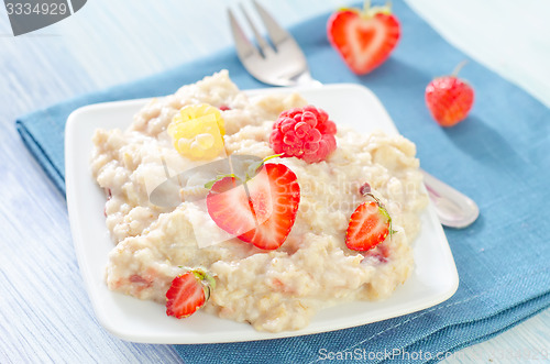 Image of oat flakes with strawberry