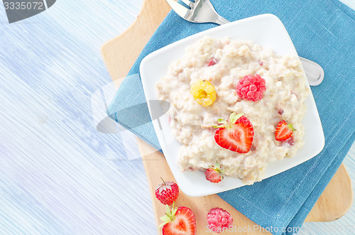 Image of oat flakes with strawberry
