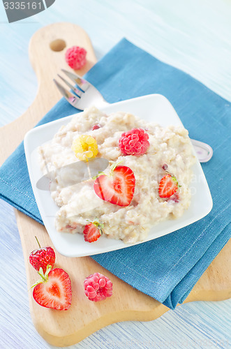 Image of oat flakes with strawberry
