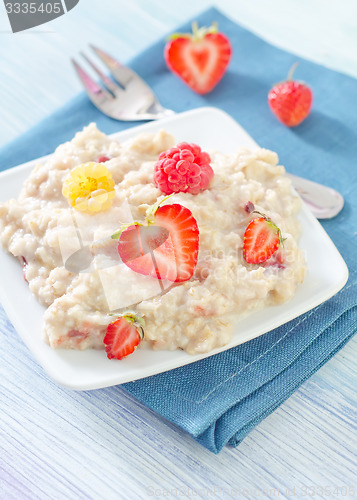 Image of oat flakes with strawberry