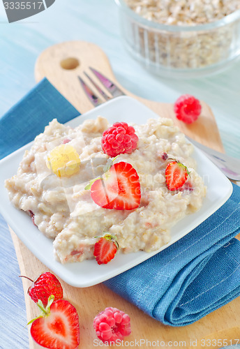 Image of oat flakes with berries