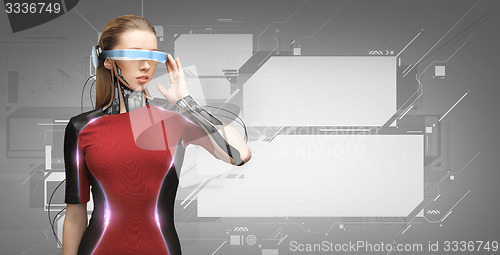 Image of woman with futuristic glasses and sensors