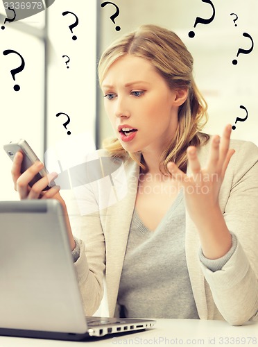 Image of confused woman with cell phone