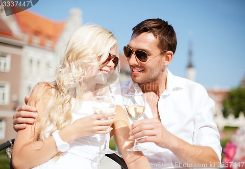 Image of couple drinking wine in cafe