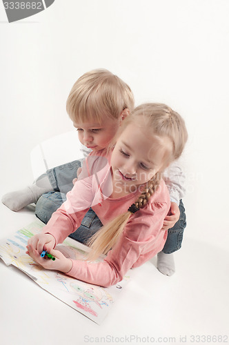 Image of Little girl and boy painting