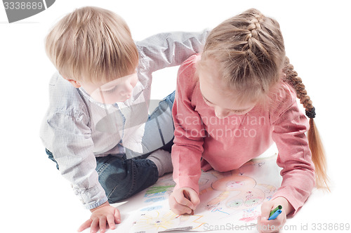 Image of Little girl and boy painting