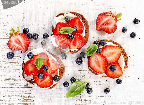 Image of toasted bread with cream cheese and berries