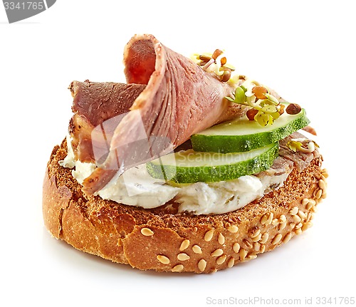 Image of toasted bread with roast beef and cucumber