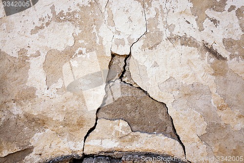 Image of the collapsing wall  
