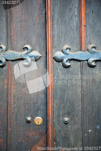 Image of handle in london    rusty  brass nail and light