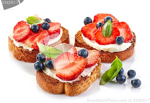 Image of toasted bread with cream cheese and berries