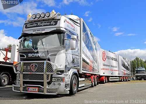 Image of Scania R560 Combination Vehicle in a Show